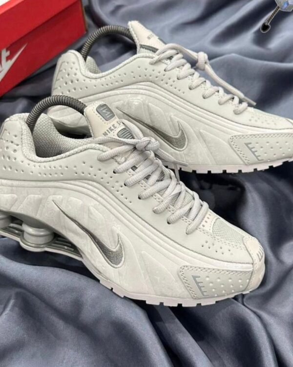 Nike Shox R4 Sneakers