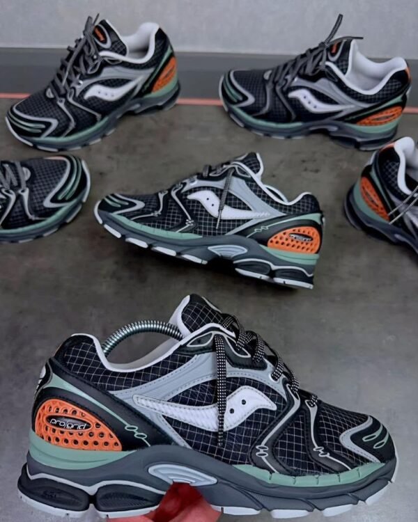 Saucony ProGrid Triumph 4 Shadow Silver Black Mesh Sneakers