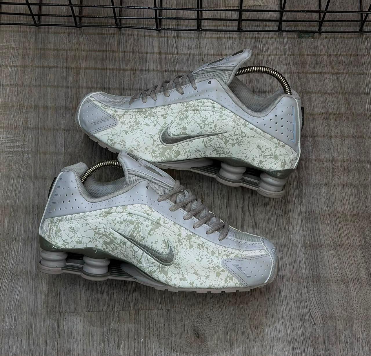 Nike Shox R4 Flat Pewter Floral Sneakers Nike Shox R4 Flat Pewter Floral Sneakers